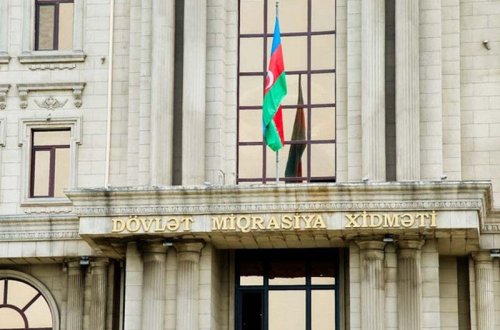 Dövlət Miqrasiya Xidmətinin əməkdaşlarının maaşı artırıldı