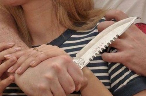 Bakıda DƏHŞƏTLİ QƏTL: səhər yeməyində anasının BAŞINI KƏSDİ