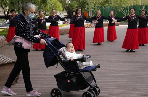 Çində uşaqları olan evli cütlüklərə kredit veriləcək
