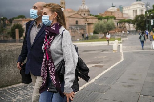 İtaliyada açıq havada maska taxmaq məcburi olub