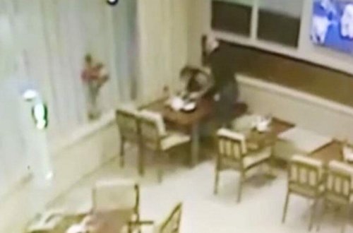 Azərbaycanlı gənc yüksək vəzifəli məmuru döydü - Anbaan VİDEO