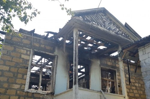 Bakıda ikimərtəbəli evdə yanğın olub, xəsarət alan var