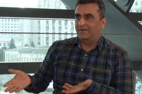 “Məscidə girəndə ayaqqabımı niyə çıxarmalıyam ki?!” - VİDEO