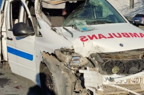Şəkidə koronavirus xəstəsini aparan təcili yardım maşını qəzaya düşüb, xəsarət alanlar var