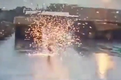 В Индонезии мужчина выжил после прямого удара молнии под дождем - ВИДЕО