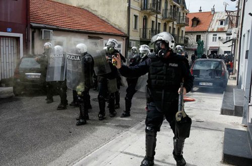 Мужчина захватил отделение банка в Черногории и угрожает взорвать его