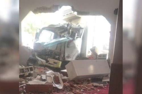 Səudiyyə Ərəbistanında yük avtomobili məscidə girib, 5 nəfər yaralanıb