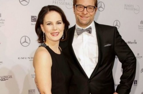 Almaniya XİN başçısının əri arvadına görə işindən imtina edib