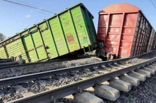 İranda qatar relsdən çıxıb, 14 vaqon aşıb