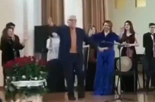 Fərhad Bədəlbəyli rəqsi ilə tələbələri coşdurdu - VİDEO