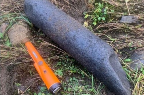 İngiltərədə məktəbli atasının ona bayram hədiyyəsi olaraq aldığı minaaxtaranla bomba tapıb