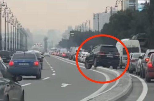 Bakıda tıxaca düşən sürücüdən ağlasığmaz hərəkət - VİDEO