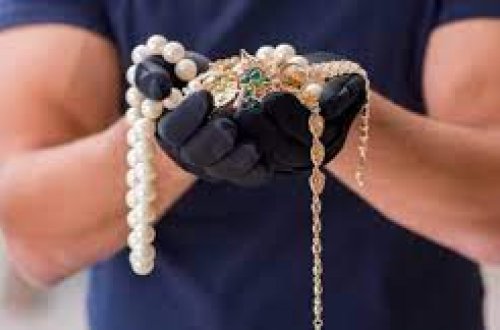 Bakıda mağazadan külli miqdarda pul və qızıl-zinət əşyaları oğurlanıb