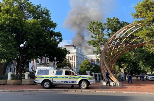 CAR-ın parlamenti yanır, bina uça bilər