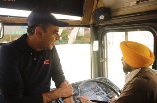 Талибы рекомендовали водителям автобусов останавливаться на молитву