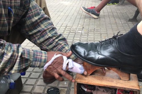 Ayaqqabı silməklə başladı, indi 40 ölkəyə ayaqqabı satır - FOTO