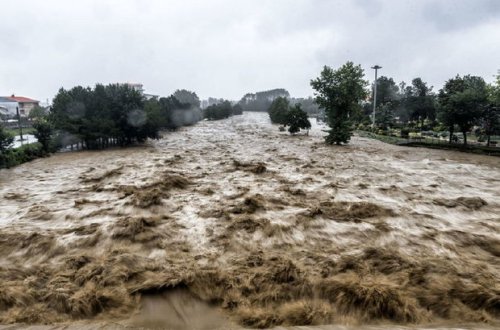 İranda güclü yağışlar daşqınlara səbəb oldu: Qurbanlar var - VİDEO