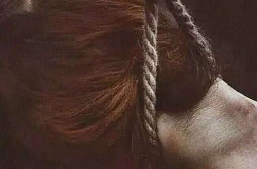 Şəmkirdə qadın özünü asıb