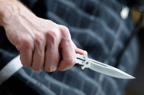 Bakıda kişi özünü boynundan BIÇAQLADI