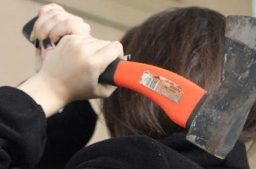 Azərbaycanda qadın ərini balta ilə qətlə yetirdi