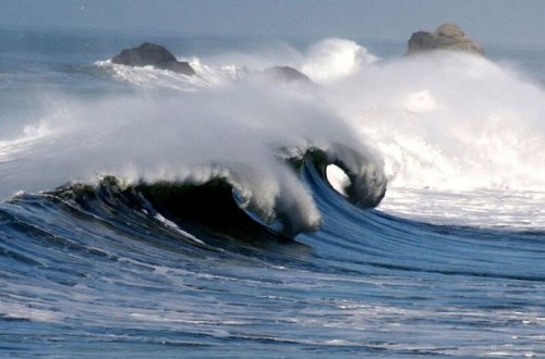 Neft Daşlarında dalğanın hündürlüyü 3 metrə çatıb - FAKTİKİ HAVA