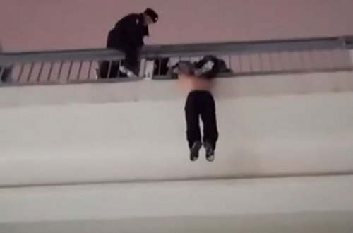 Körpüdən yıxılmaq üzrə olan kişi son anda xilas edildi - VİDEO