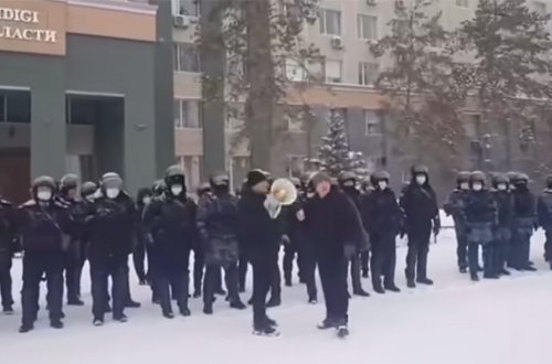 Qazaxıstanın bu şəhərində polis etirazçıların tərəfinə keçdi - Video