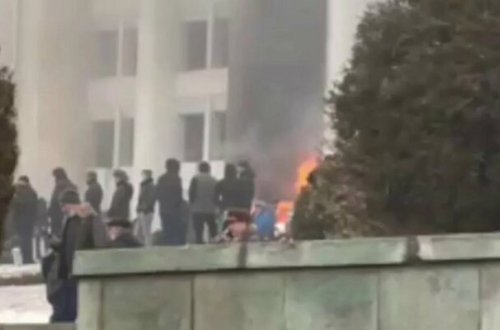 Qazaxıstan Prezidentinin iqamətgahı yandırıldı - Video