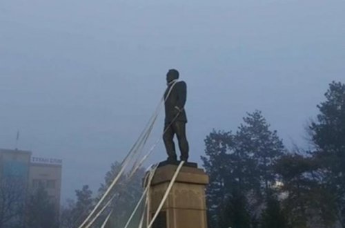 Etirazçılar Nazarbayevin heykəlini aşırmağa çalışdılar - Video