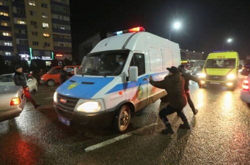 Almatıda inzibati binalara basqın edən onlarla şəxs zərərsizləşdirildi