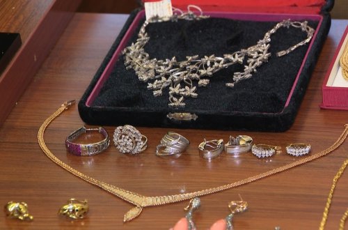 Bakıda evdən içərisində 150 min dollarlıq qızıl olan seyf oğurlanıb