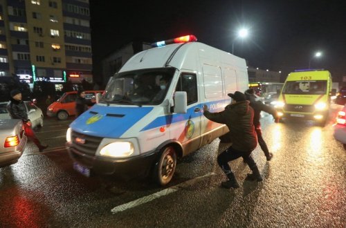 Qazaxıstanda mətbuat işçisi ayağından yaralanıb