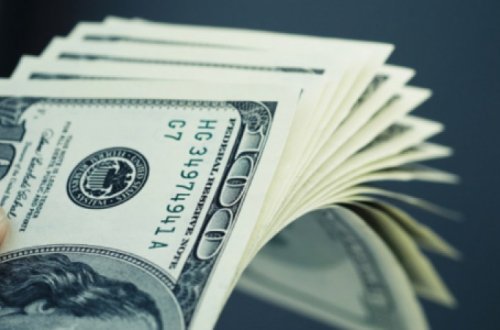 Azərbaycanda dollar 2 manata qalxdı