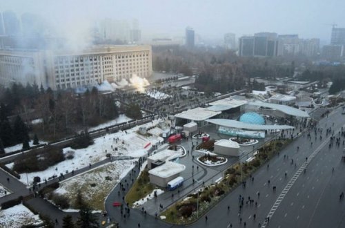 В центре Алматы продолжается стрельба, есть погибшие