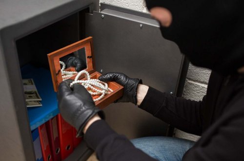 Zaqatalada evdən 18 min manata yaxın oğurluq edilib