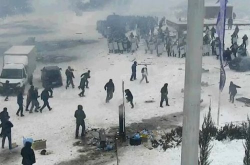 Saxlanılan iğtişaşçılar onlara pul  və içki verildiyini deyiblər