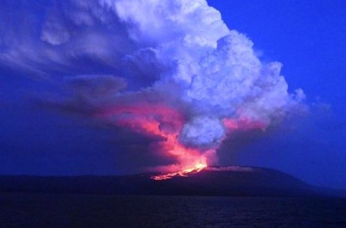 На Галапагосских островах началось извержение вулкана - ВИДЕО