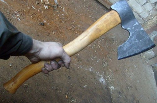 Bakıda ər arvadını balta ilə doğrayıb