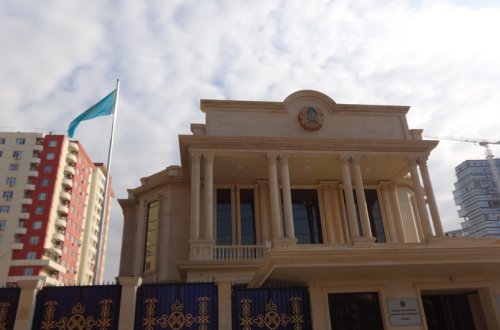 Qazaxıstanın Azərbaycandakı səfirliyində bayraq endirilib