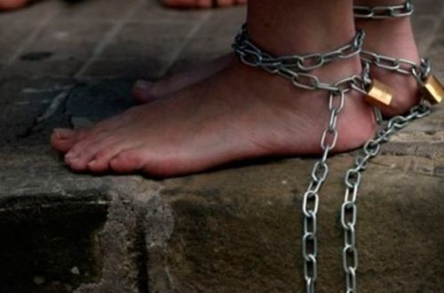 Bərdədə qadın evində saxladığı kişi ilə qızını zəncirlədi – TƏFƏRRÜAT