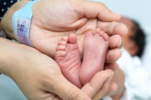 Ötən il COVID-19-a yoluxan qadınların dünyaya gətirdiyi 7 körpə ölüb