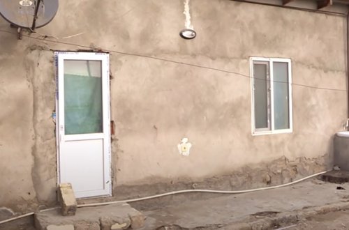 2 yaşlı uşağı oğurlayanlar onu bu evdə gizlədib - Video