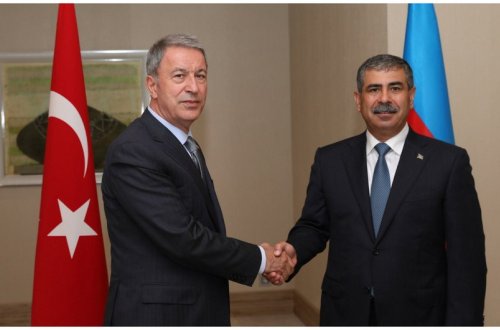 Azərbaycan və Türkiyə müdafiə nazirləri arasında telefon danışığı olub