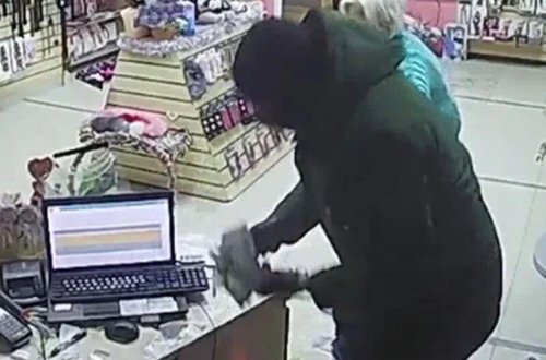 Qeyri-adi oğurluq - İntim əşyalar mağazası qarət edildi - VİDEO