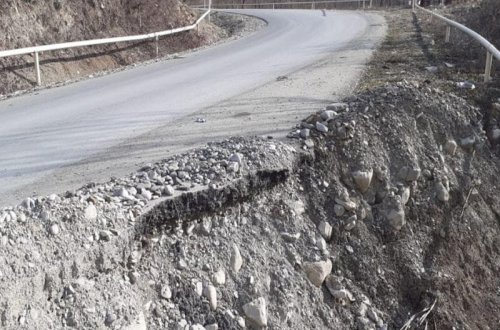 Şamaxıda sürüşmə olub, yeni çəkilən yol dağılıb