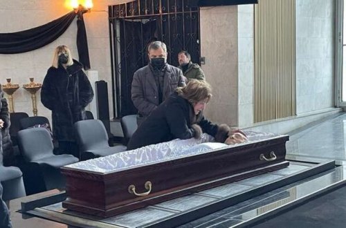 Vəzirovun tabutu başında ağlayan qadın KİMDİR? - VİDEO