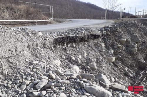 В Шамахинском районе произошел оползень, повреждена новая дорога