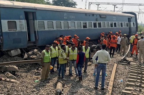 Hindistanda qatar relsdən çıxıb, ölənlər var