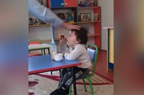 Azərbaycanda dəhşət: Tərbiyəçi bağçada uşağı döydü - VİDEO