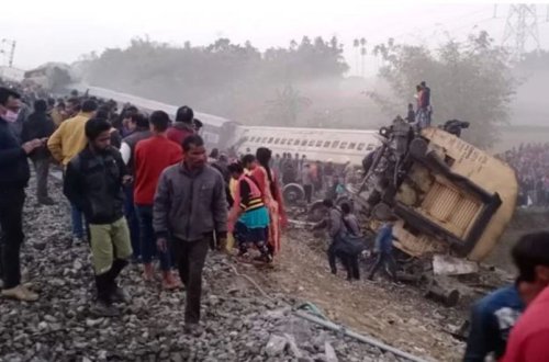 Hindistanda qatar qəzası nəticəsində 9 nəfər ölüb, 45 nəfər yaralanıb